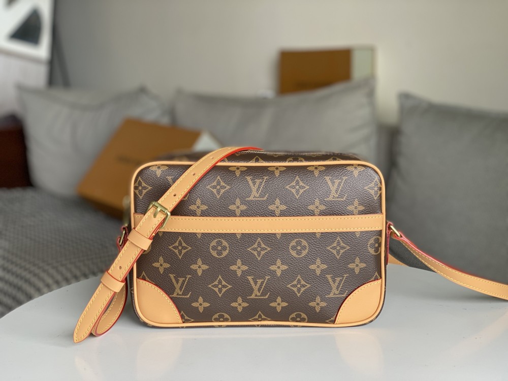 most popular Louis Vuitton luxury flap messenger bag M51276