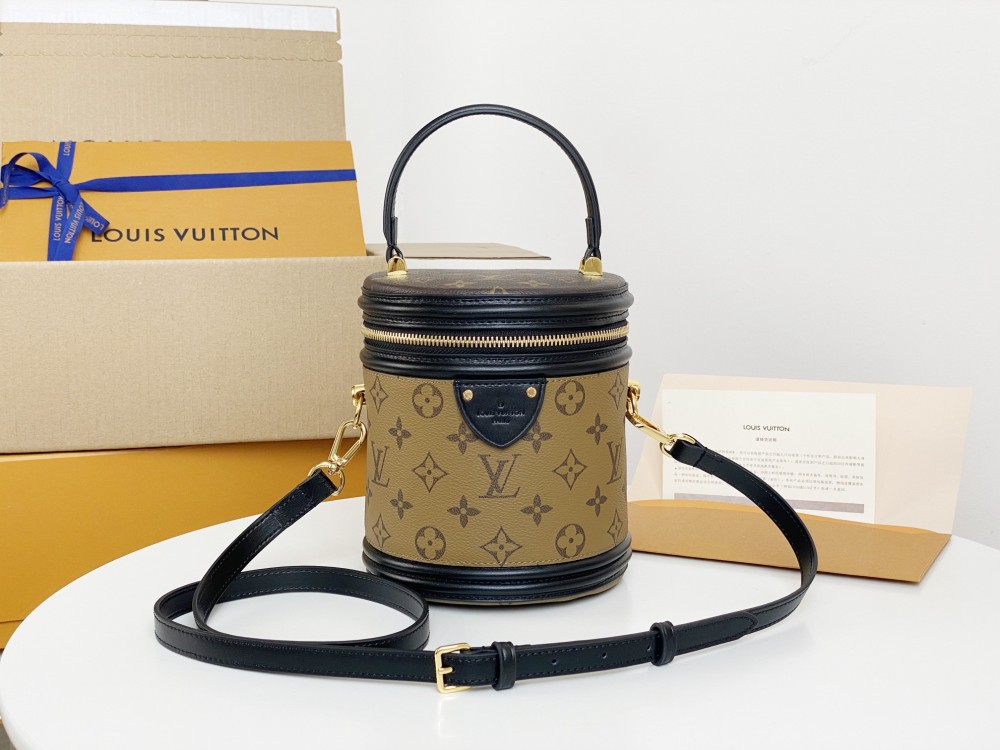 trendy people Louis Vuitton luxury flap bags M43986