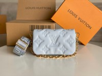 perfectly replicated Louis Vuitton shoulder handbags M81399